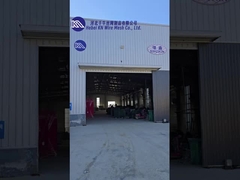 प्रथम-व्यक्ति परिप्रेक्ष्य आपको रक्षात्मक बाधा की विधानसभा देखने के लिए ले जाता है।