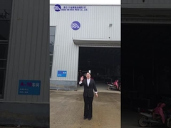 प्रथम व्यक्ति परिप्रेक्ष्य आपको रक्षात्मक बाधा कारखाने के दौरे पर ले जाता है।