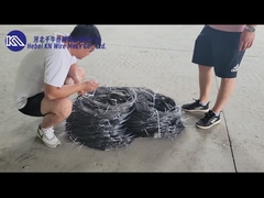 कम दृश्यता तार बाधा युद्धक्षेत्र रक्षा टैंक लोहे के तार जाल के पार आगे बढ़ रहा है