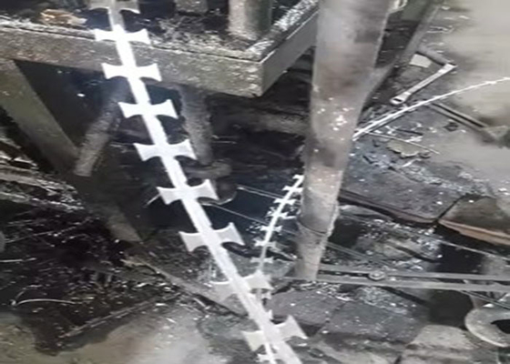 कॉन्सर्टिना सिंगल कॉइल्स या क्रॉस्ड में सीधी रेखा रेजर कांटेदार तार