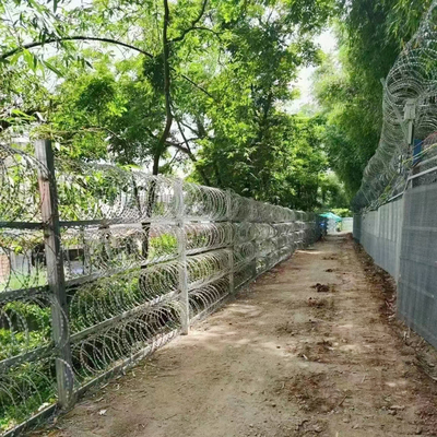 गर्म डुबोया जस्ती रेजर ब्लेड कांटेदार तार Bto-22 Concertina डबल स्ट्रैंड रेजर वायर जाल