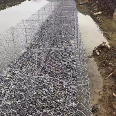 मानक Q195 बाढ़ नियंत्रण बनाए रखने वाली दीवार के लिए जस्ती  गेबियन टोकरी