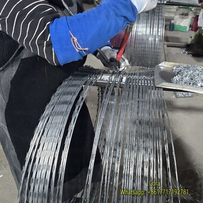स्टेनलेस स्टील क्रॉस टाइप सुरक्षा कांटेदार BTO-22 रेजर वायर सुरक्षा बाड़