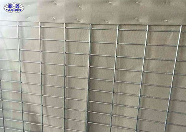 सैन्य HESCO रक्षा बाधाओं जस्ती तेजी से विस्फोट के खिलाफ तैनात हैं