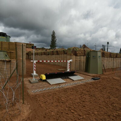 बैलिस्टिक परिधि रक्षा सुरक्षात्मक सुरक्षा सुरक्षा किलेबंदी बाधा 5 मिमी तार गढ़ गैबियन दीवार बालू बाढ़ के लिए भरना प्रतिरोध दीवार