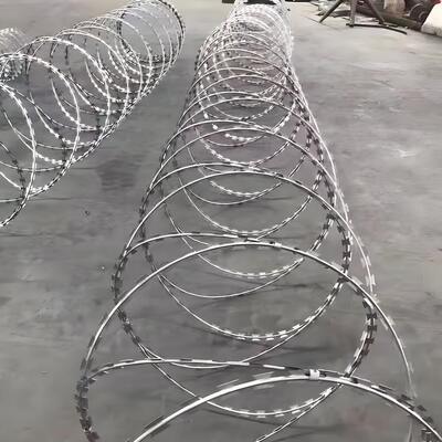 चीन स्टेनलेस स्टील रेजर वायर कीमतें Concertina रेजर ब्लेड कांटेदार तार जस्ती रेजर कांटेदार तार