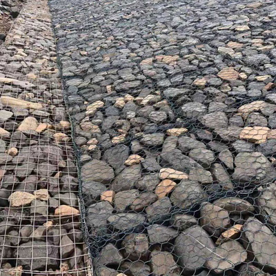 कम कार्बन स्टील वायर 1x1x2 एम गेबियन बाड़ टोकरी स्टोन भरा बॉक्स तीन ट्विस्ट बुनाई